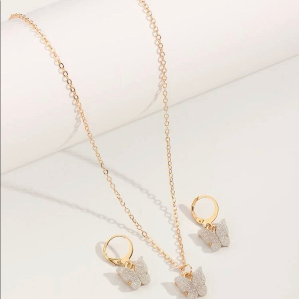 Butterfly decor necklace & earring set